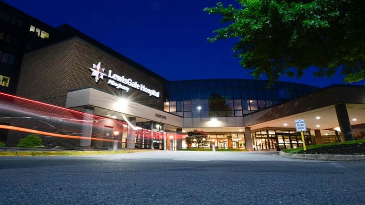 Exterior view of the entrance to LewisGale Hospital Alleghany
