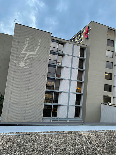 Methodist Metropolitan Hospital illuminated the San Antonio Spurs logo across the exterior wall.